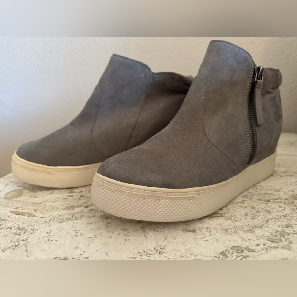 Universal Thread grey faux suede zippered booties size 7.5